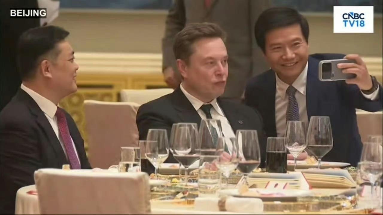 雷军和马斯克自拍，两大企业家同框，难得！不知道雷军会不会介绍一下小米汽车？