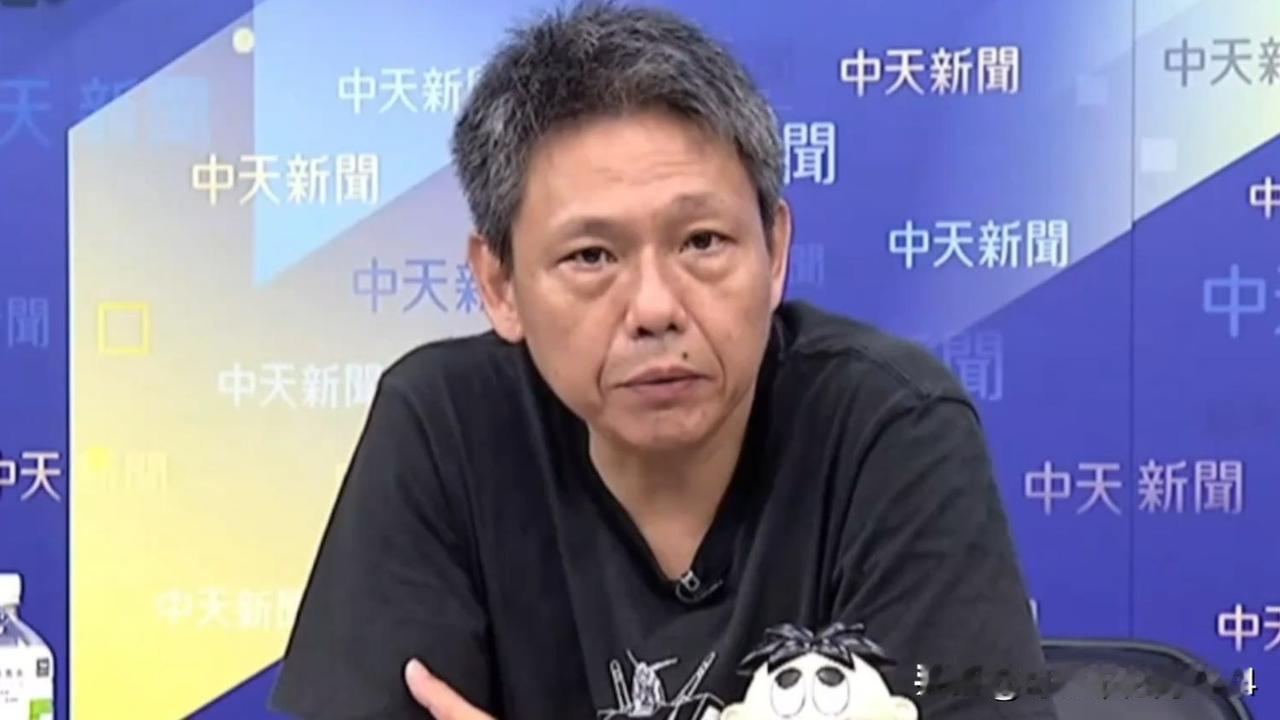 台湾时事评论员谢寒冰：你们知道中国大陆这两天在干什么吗？他在给全国的退伍军人制发