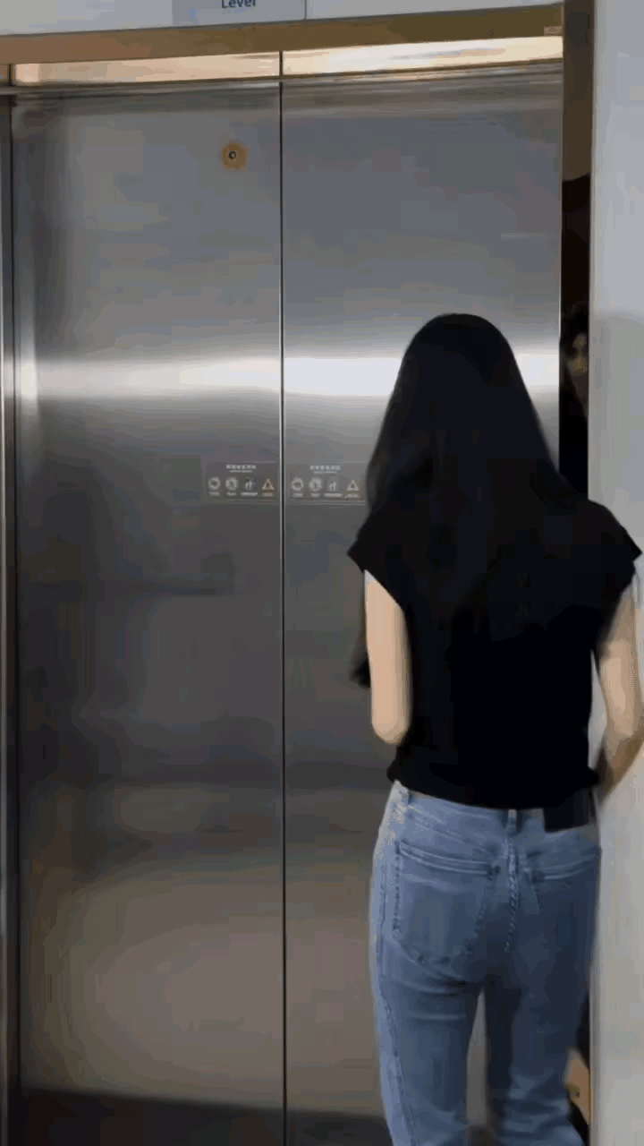 电梯怎么会有这么多人，可把妹子吓了一大跳。