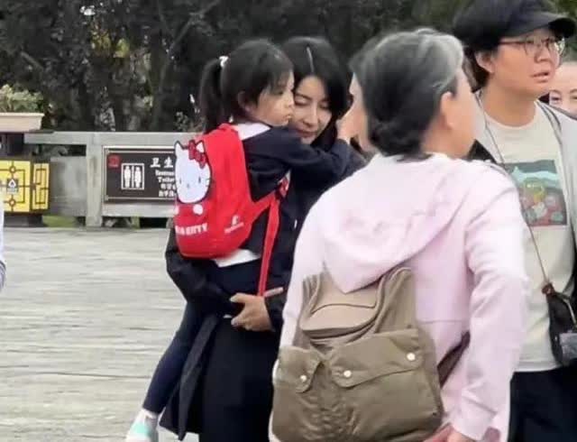 郭晶晶大理被偶遇，独宠5岁小女儿将其抱怀中，霍中怡越长越标致了！