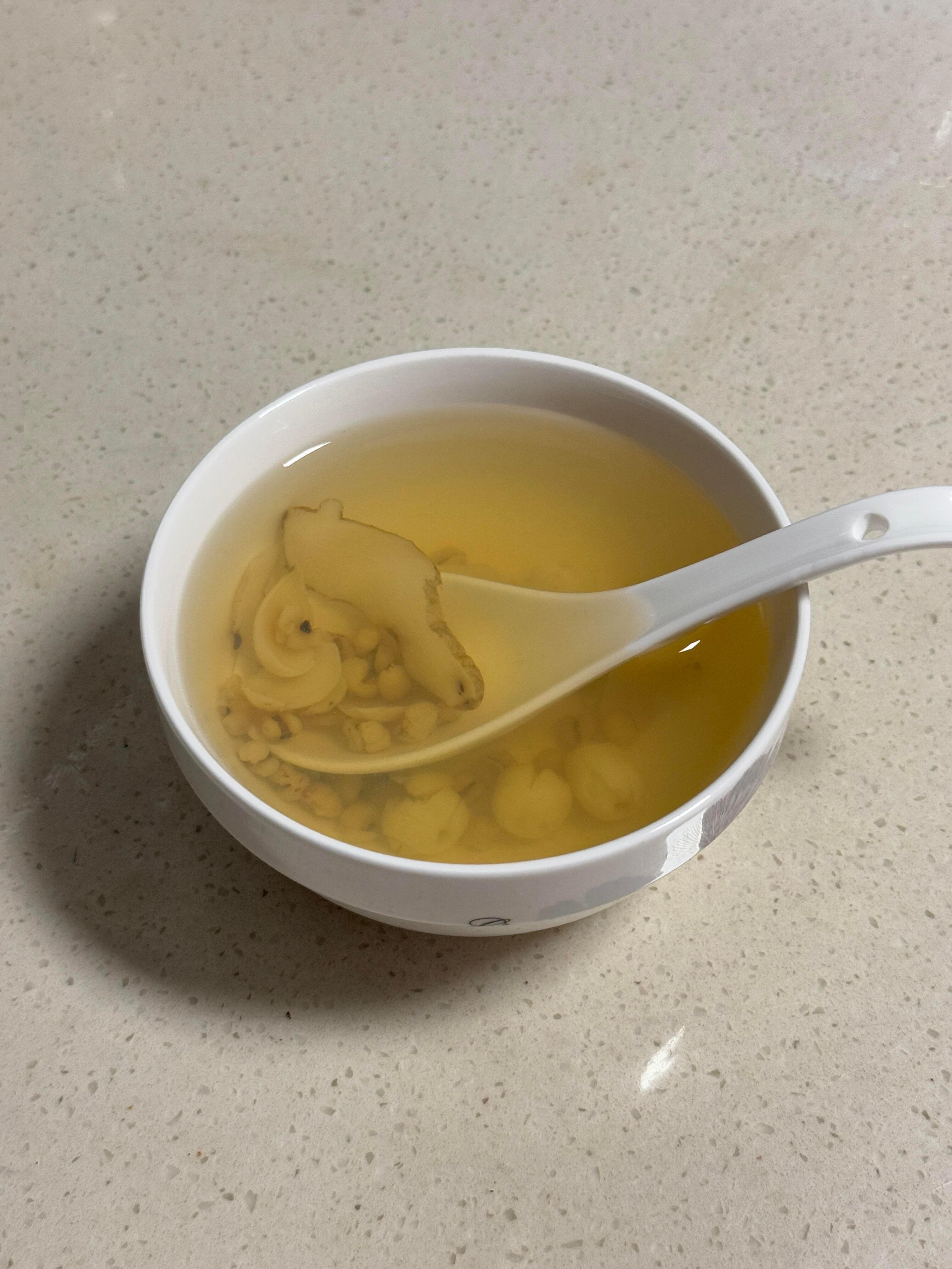 去黄，美白，真的可行！食材：薏米10克，莲子10克，百合5克，玉竹5克。，煮水2