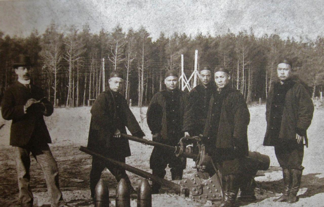1890年，德国埃森梅喷射击场，段祺瑞（右一）正在登上口径280毫米的克虏伯大炮