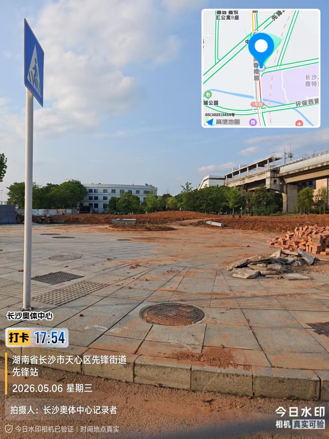 长沙地铁5号南延线开工了！根据网友现场拍摄的照片，在先锋城际站附近，地面已经开