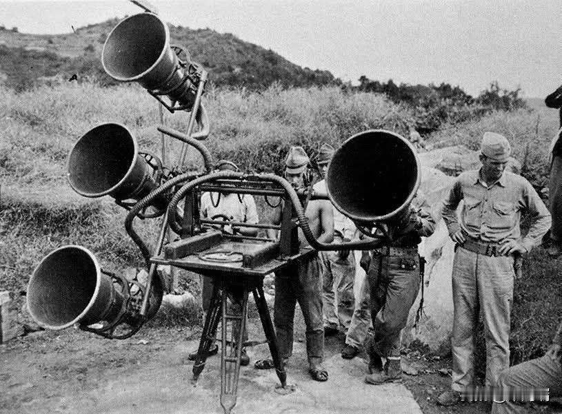 这是一种在雷达技术成熟之前，用于探测敌方飞机的声学定位器（AcousticLo