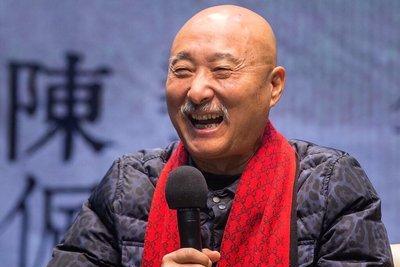 演员陈佩斯说，我小时候过得太幸福了，五六十年代，父亲月工资250元，五七、五八年