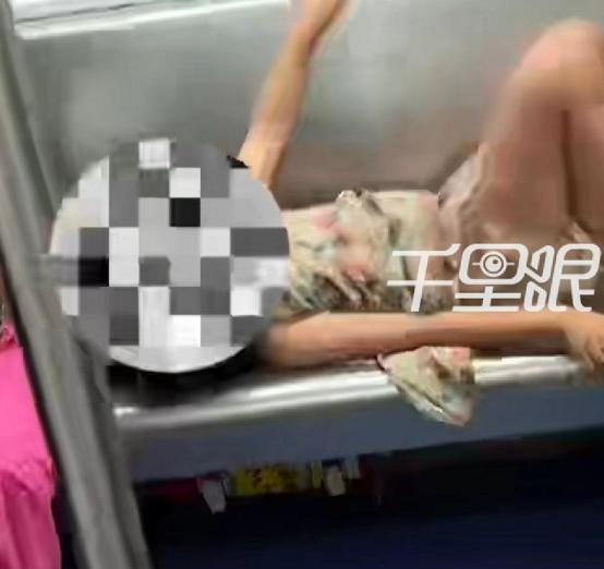 8月26日，重庆一小孩脱鞋横躺踩踏座椅，周围乘客都被其赶走，乘客黄先生看不惯将其