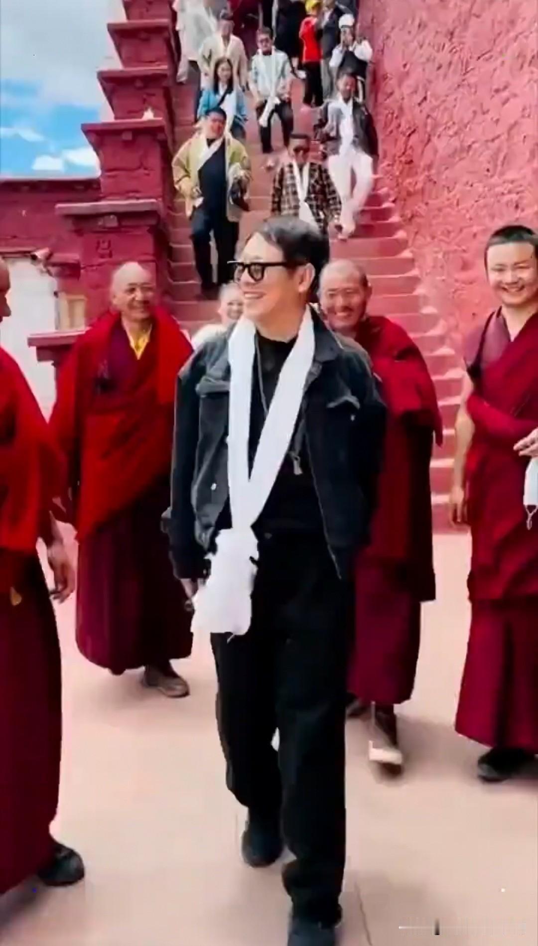 功夫巨星李连杰，罕见露面[吐舌头眯眼睛笑][吐舌头眯眼睛笑][吐舌头眯眼睛笑]李连杰最近的做的这些奇