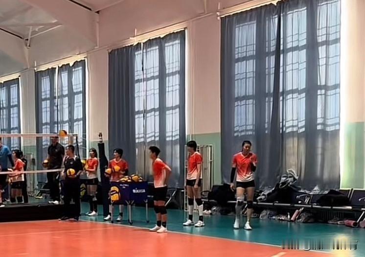 陈方依然是天津女排主教练。从天津女排流出来的新赛季备战训练视频来看，全运会上带队