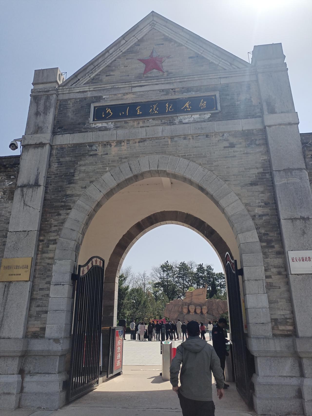 又来红色教育基地接受教育。从咸阳到延安的路上，走210国道，正好路过