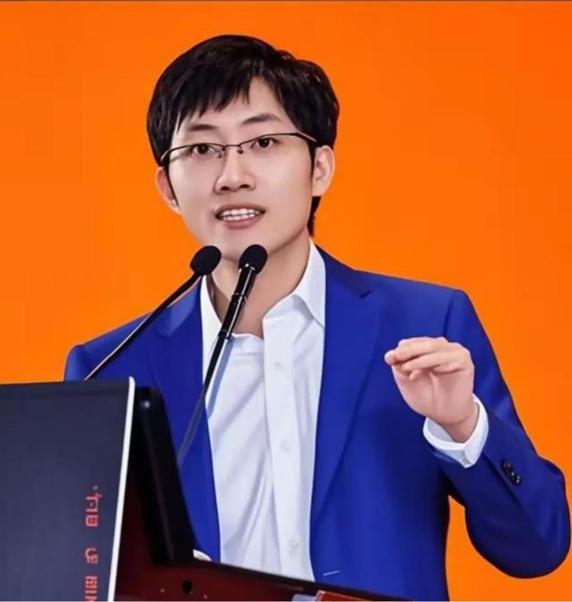 记者问:“中国AI跟美国差距在哪?”梁文峰毫不避讳一针见血地回答:“我们经常说中