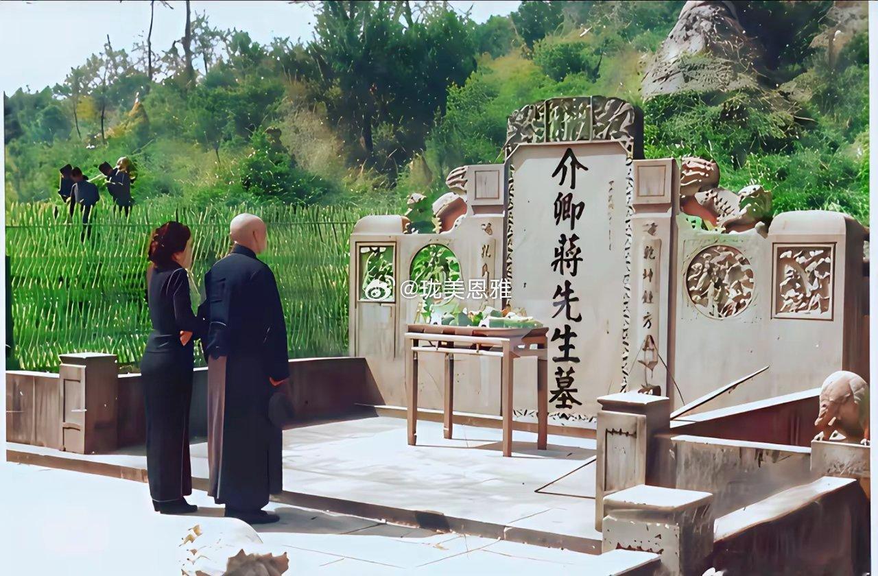 1949年，蒋介石清明回溪口扫墓这是他最后一次回乡，所以非常隆重