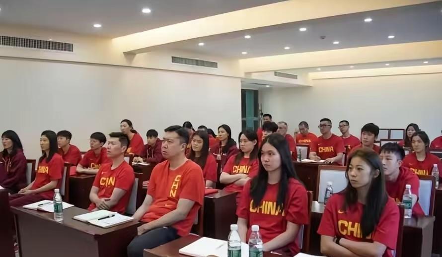重磅！前中国男篮名宿球员“王治郅”助力女篮，李梦能否归队！曾经的追风少年回来了