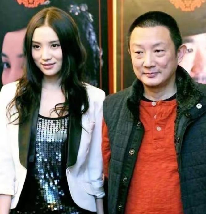 2007年，50岁的导演张黎爱上了27岁的宋佳，当时的张黎已经结了5次婚，为了娶