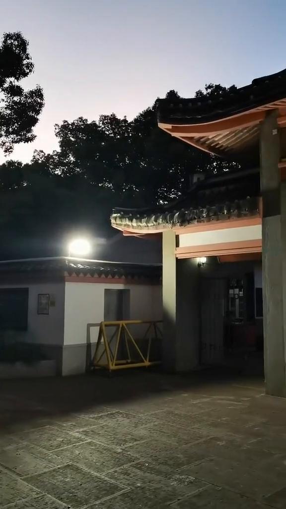 没有谁天生优秀，都是自己不断努力、不断坚持的结果。一个人最好的状态就是：不指望谁