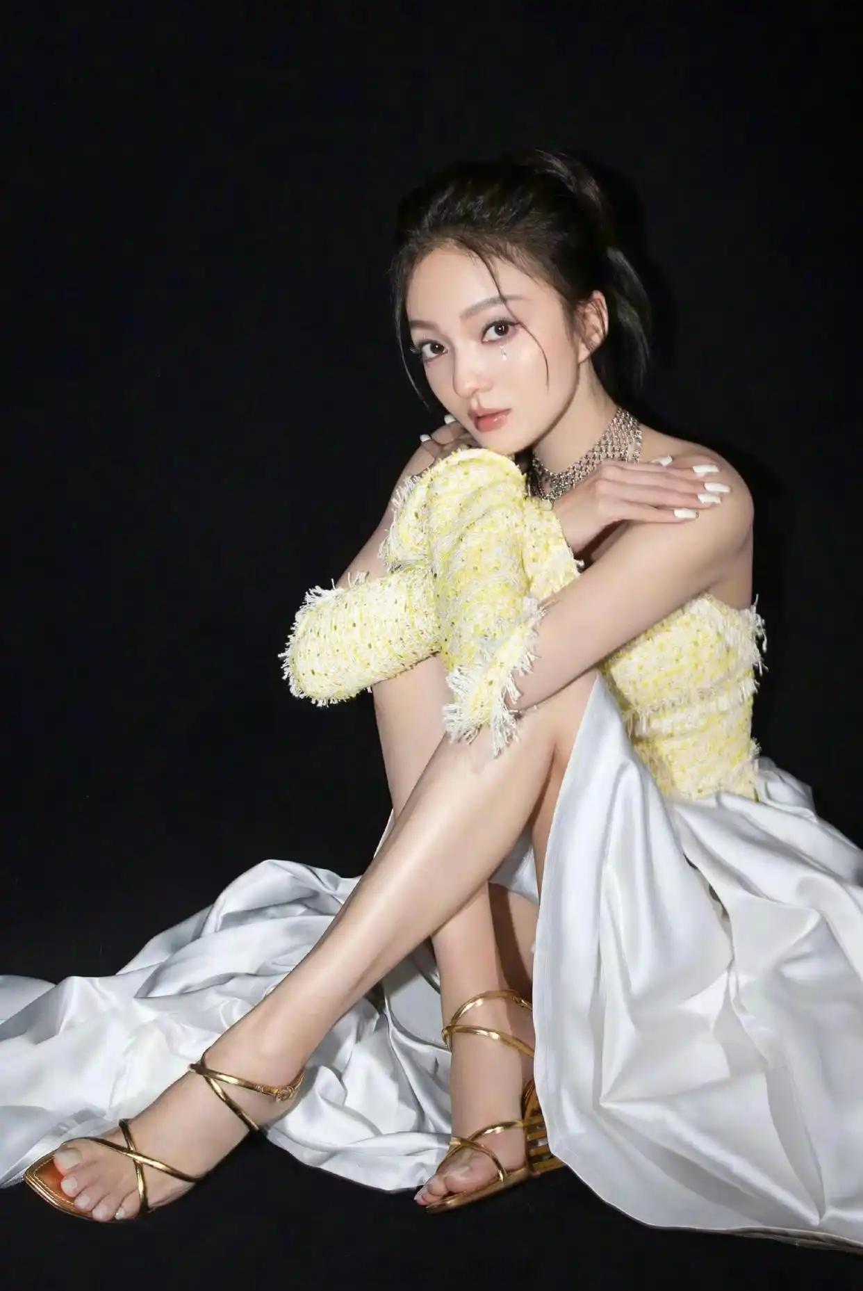 张韶涵最新写真曝光，光脚展现白皙美腿魅力​​​