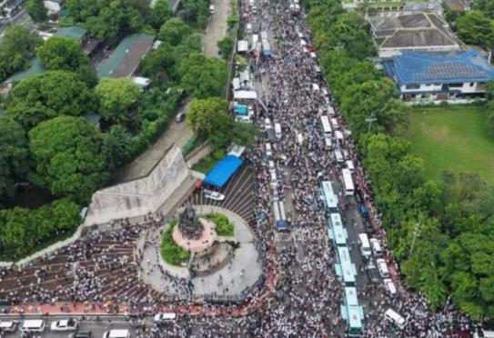 菲律宾首都乱了套！大规模游行席卷马尼拉街头，被中国制裁的国防部长连面都不敢露，小