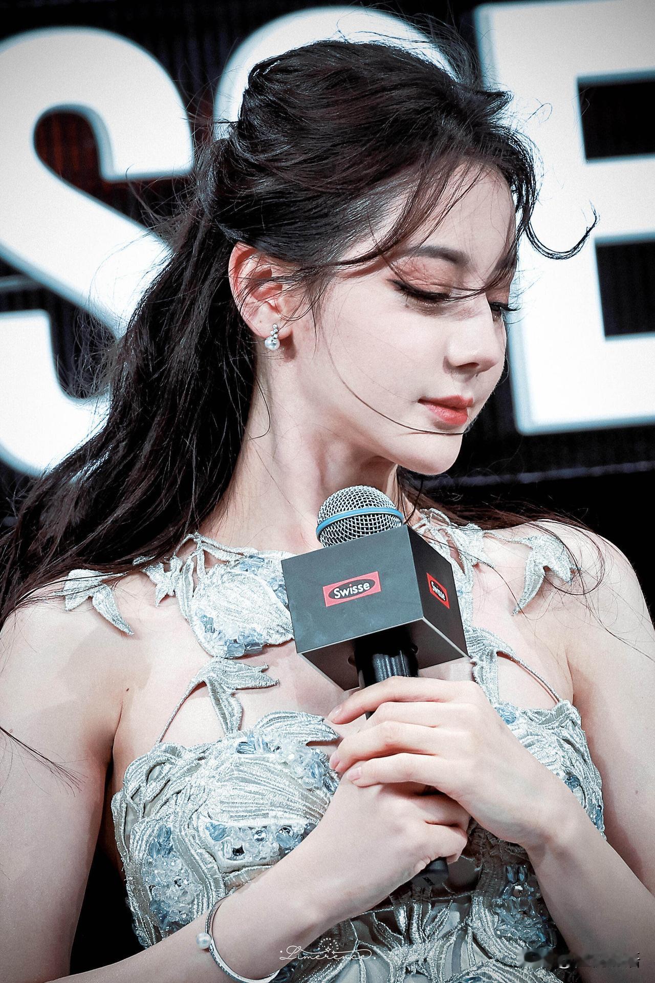 我怎么才看到…站姐拍的也太绝了吧！这镜头一推，美神直接降临！每一帧都在发光
