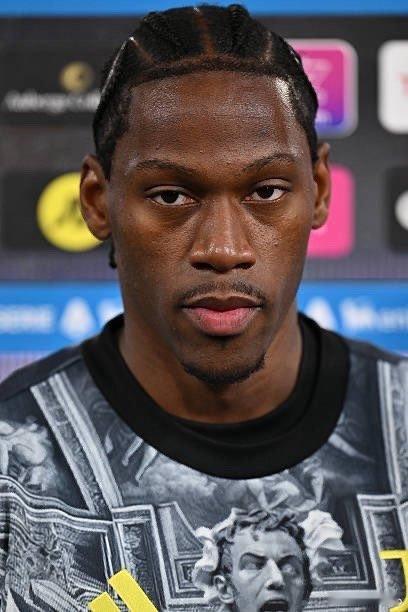 都灵体育报：戴维的未来有很多选择。•🇫🇷马赛：目前是法国最稳妥的选择，尤文