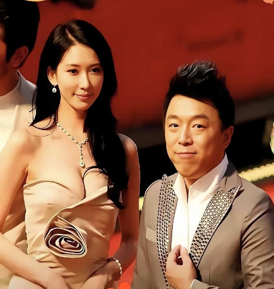 2013年金马奖颁奖礼上，黄渤被郑裕玲和蔡康永前后夹击，先被问“怎么穿睡衣来”，又被蔡康永补刀“这是