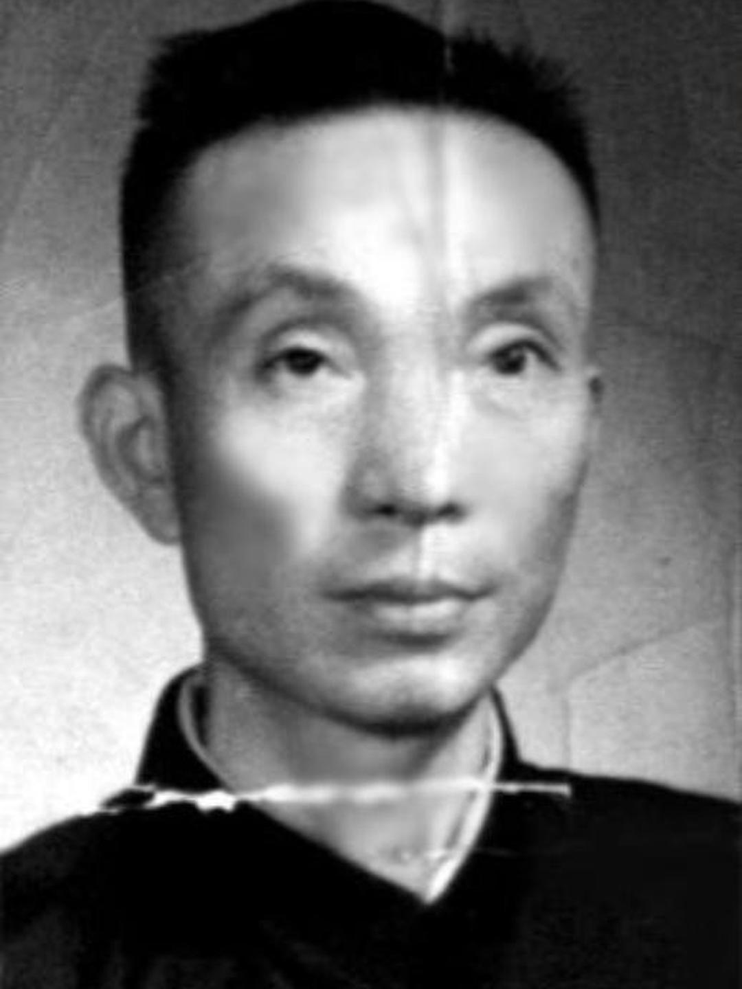 1939年，日军召开宴会，军统特工詹长麟趁机混入其中，他拿出了一包剧毒，悄悄撒进