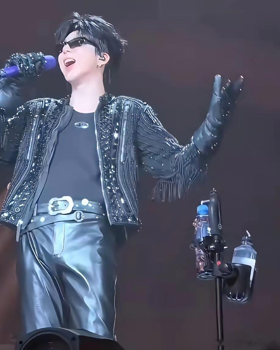 刘宇宁这条裤子演出没结束，估计就被他拉黑了，绝对连夜打包送走永不录用！这人真是绝