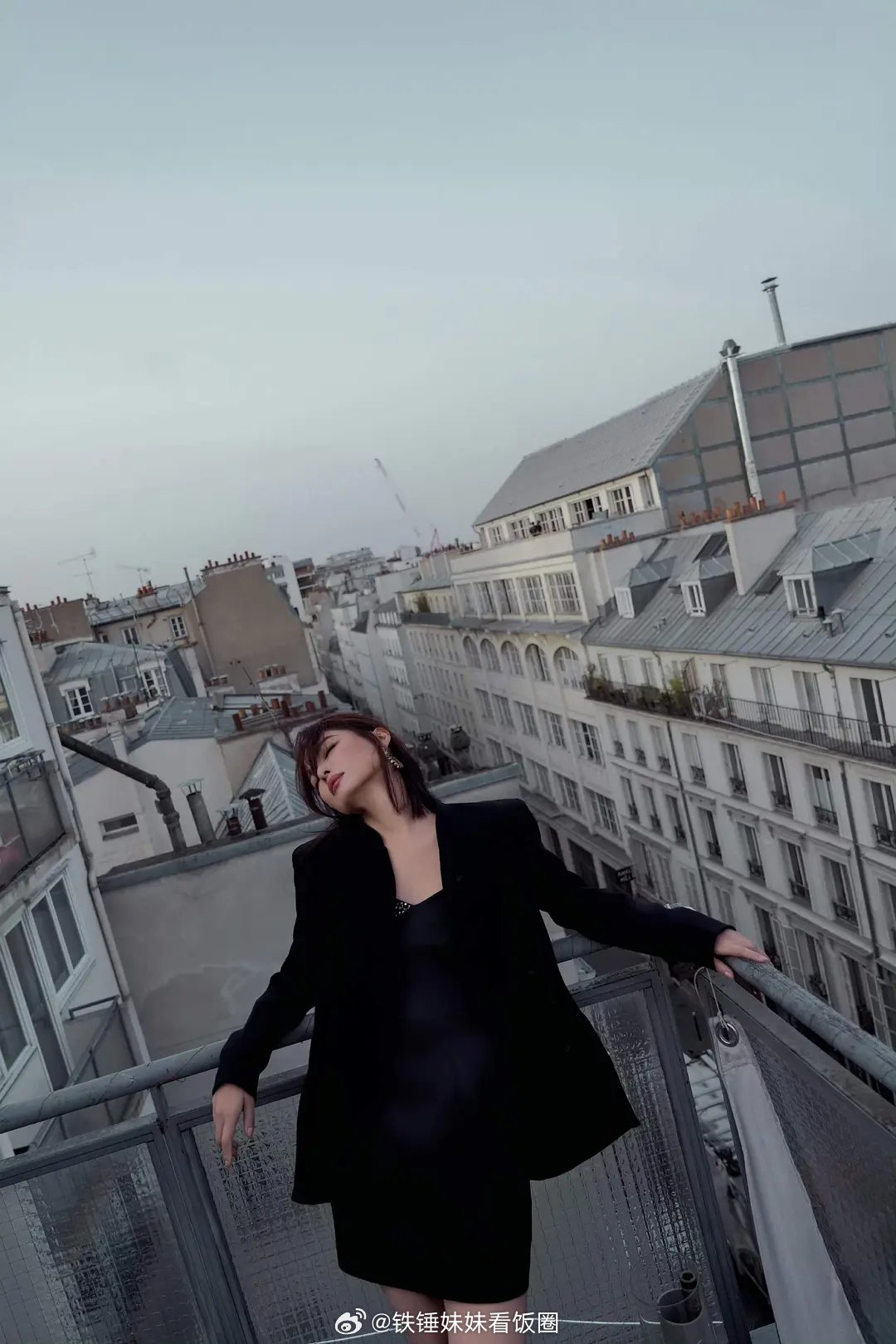 辛芷蕾的摄影师到底是什么神仙啊！每次拍得都这么有氛围感，稳定发挥到离谱