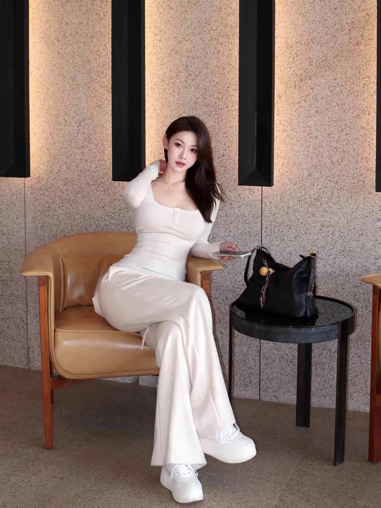 优雅白裙，轻松午后，享受时光