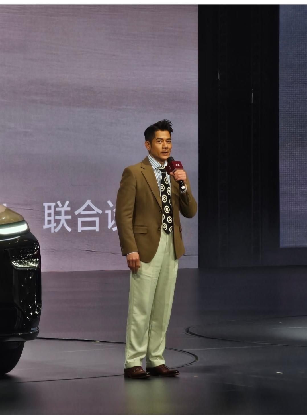 郭富城，虽然这身衣服搭配的不是很好看，但很显腿长。