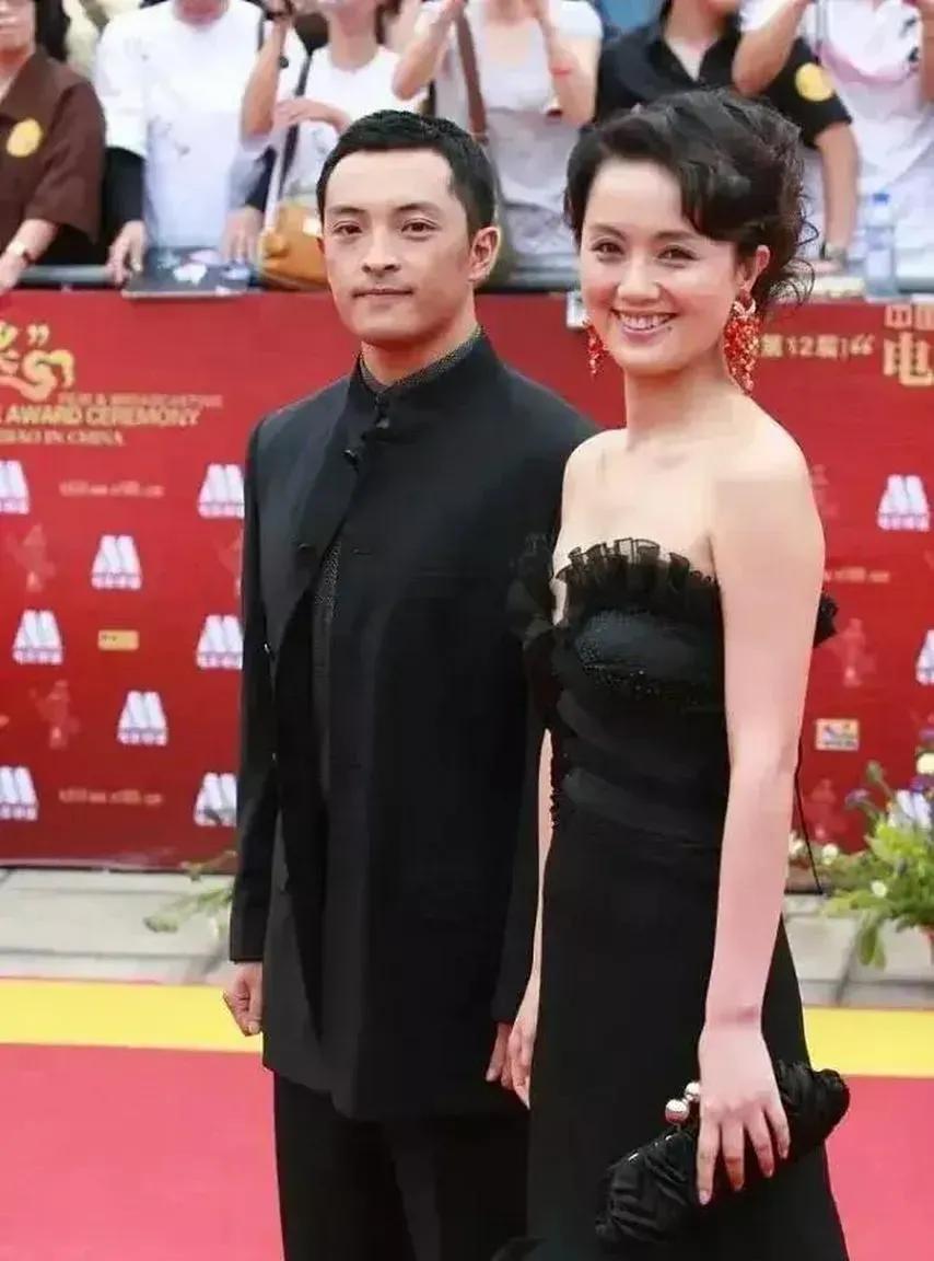 朱媛媛太美啦！那个时候的笑容满面，尤其穿这件黑色的抹胸裙，头发高高盘起，气质一流
