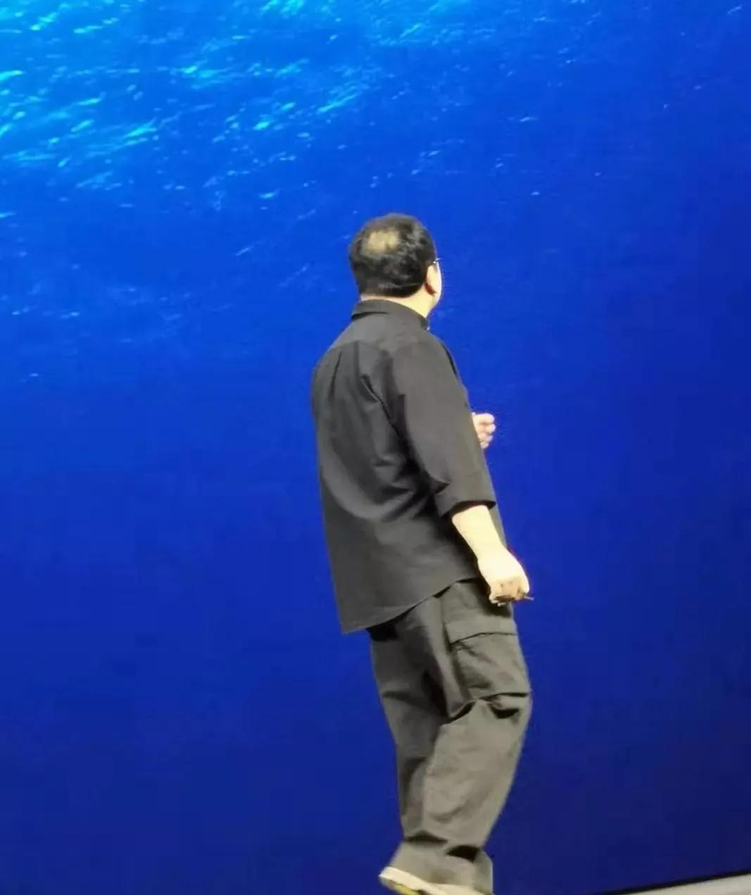 秃顶的罗永浩是个狠人，166.87万，一分不要了！就因为在“科技春晚”上迟到，