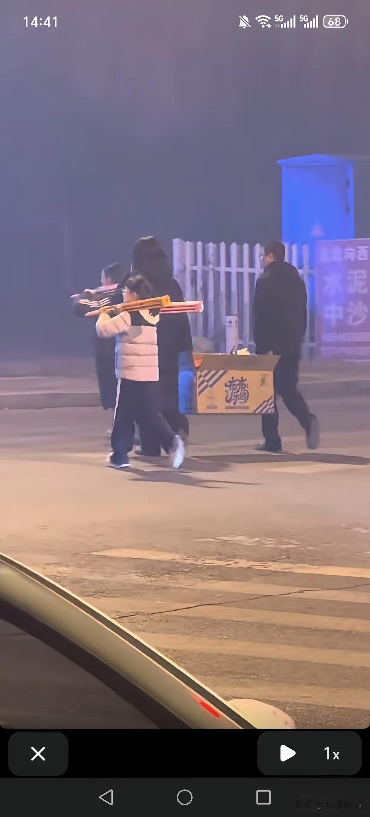 路人：可以放嘛蜀黍：不行！路人：那为啥他们能放啊？蜀黍：他们没问呗。