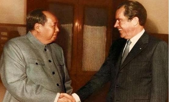 1972年，毛主席与尼克松谈话，突然听到美方一个人员的身上传出了异响。于是，毛主