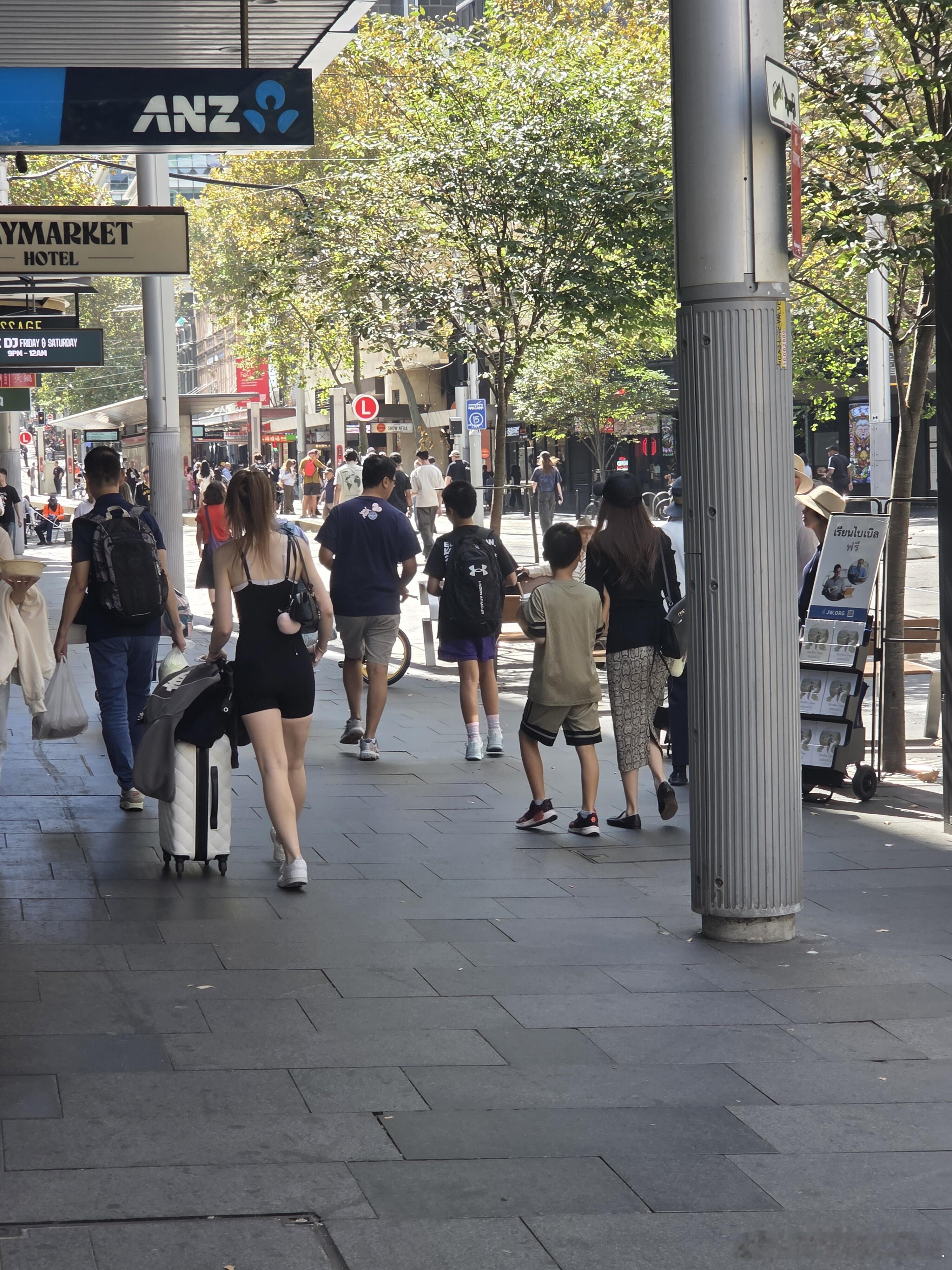 悉尼偶遇侯佩岑一家四口悉尼偶遇侯佩岑一家悉尼偶遇侯佩岑一家四口，她牵着小儿子，