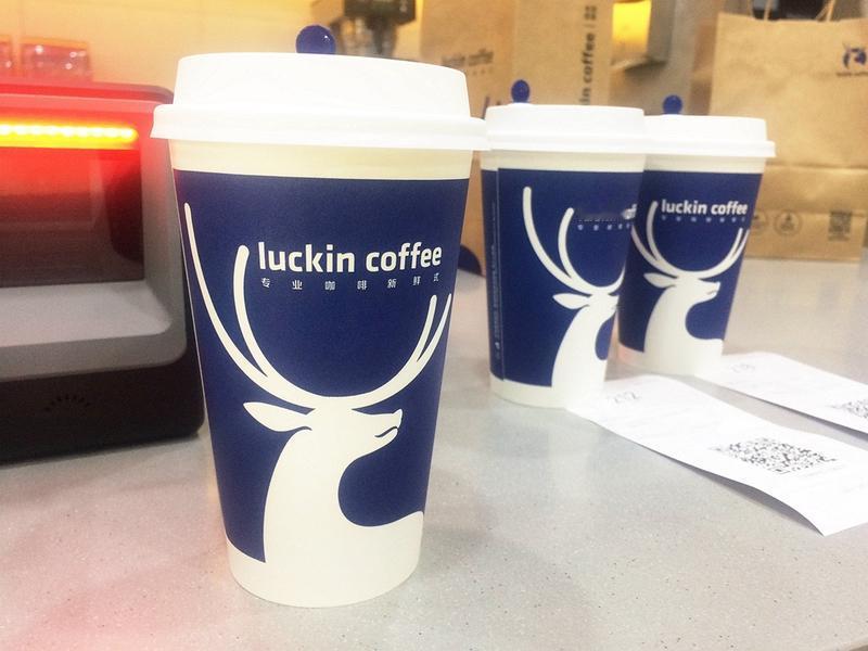 瑞幸又翻车！杯套惊现错别字，两年连犯3次，网友：别只忙着赚流量家人们，瑞幸