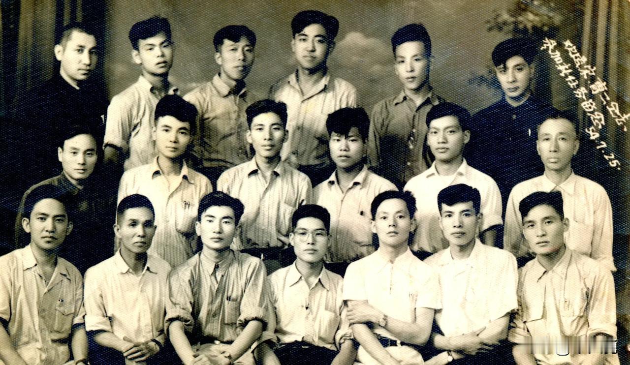 我的父亲1954年离开了哈尔滨友联金笔厂，被调往新的工作岗位，参加建设哈尔滨玻璃