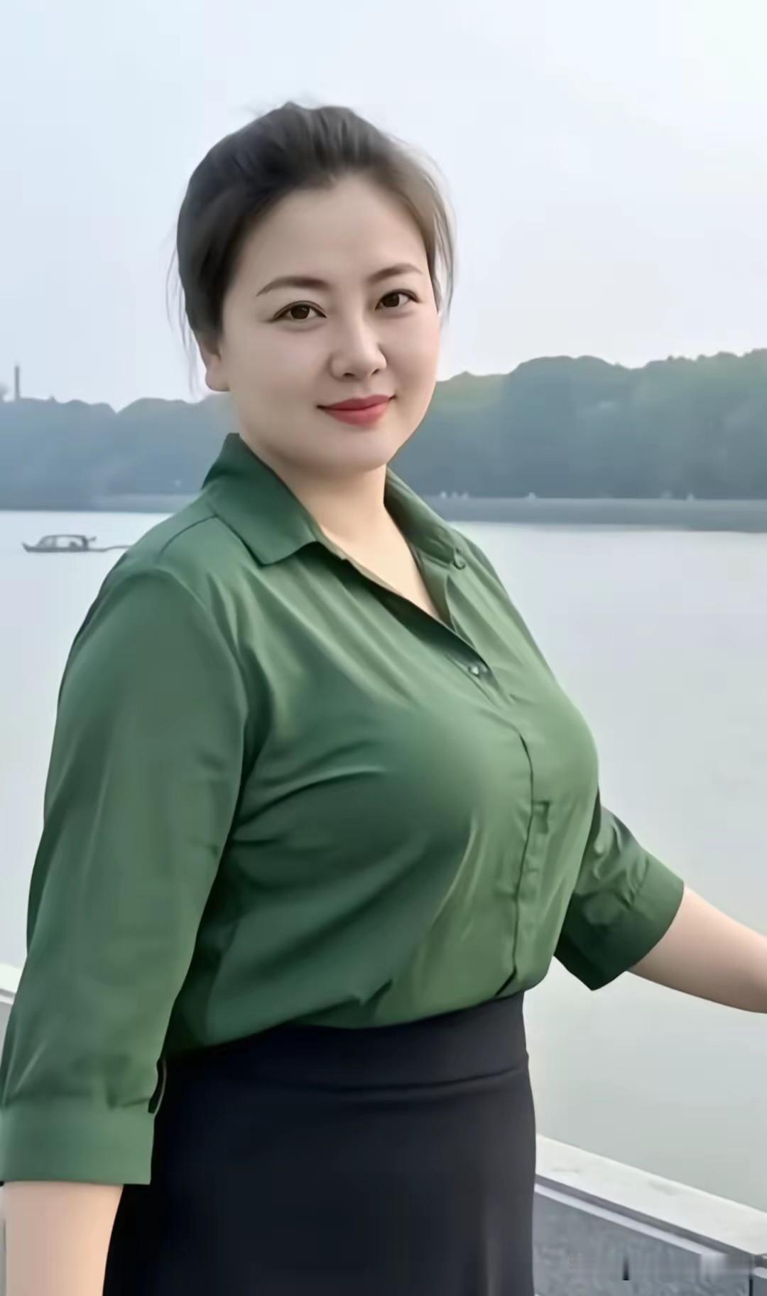 阮郎归·江畔闲姿一川烟水远山茫，轻风拂翠裳。云丝梳整韵从容，唇含淡淡香。