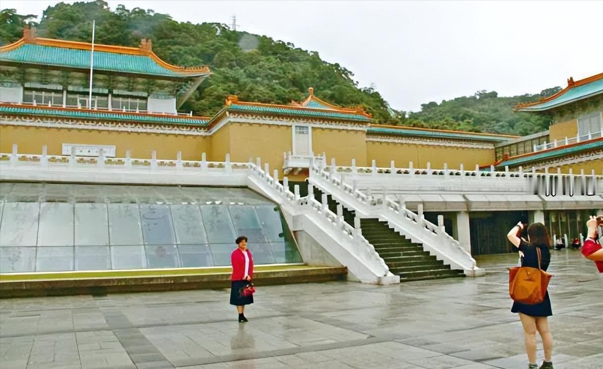 岛内网民炸锅。台媒报道，岛内最大网络论坛传出美军建议台湾战时联合应变中心设在台