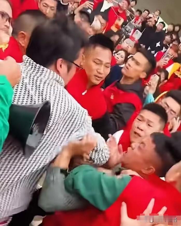 许老板这回真是把雷踩得死死的，湛江妈祖巡游这事一出，全网没一个人帮他说话，身