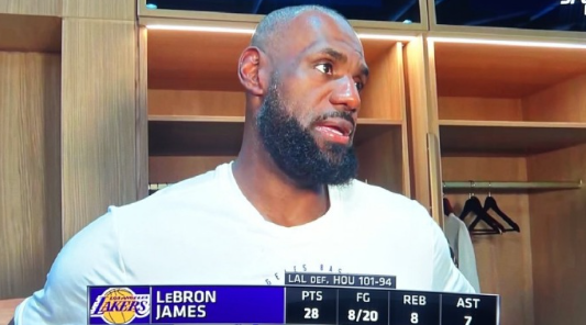 詹姆斯赞美斯玛特：“我的意思是，他经受过大战的考验。一个打过总决赛、多次季后赛、