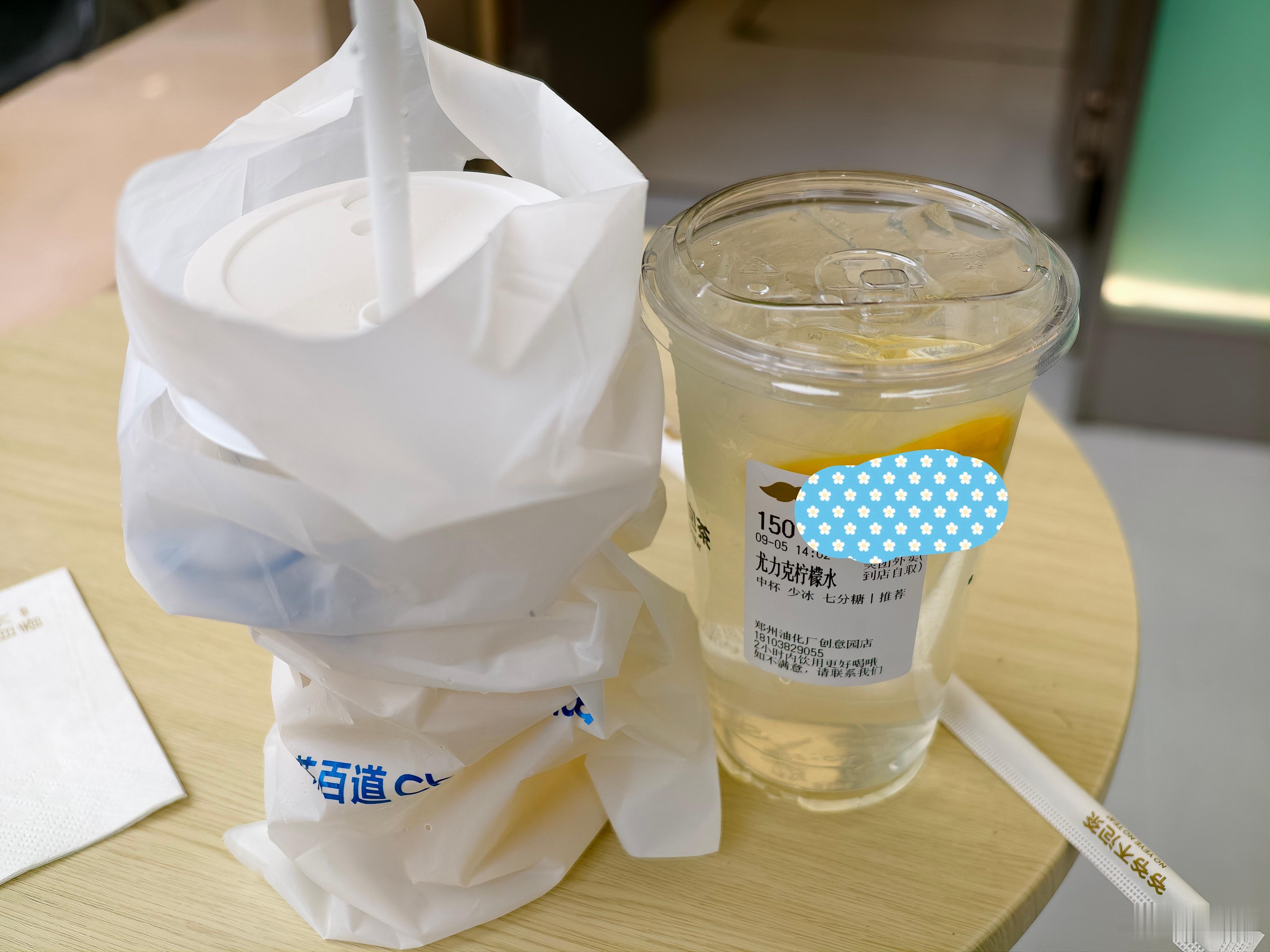 一代人有一代人的鸡蛋要领，店员“怎么都是柠檬水？”→“美团在干什么？”→“我操，