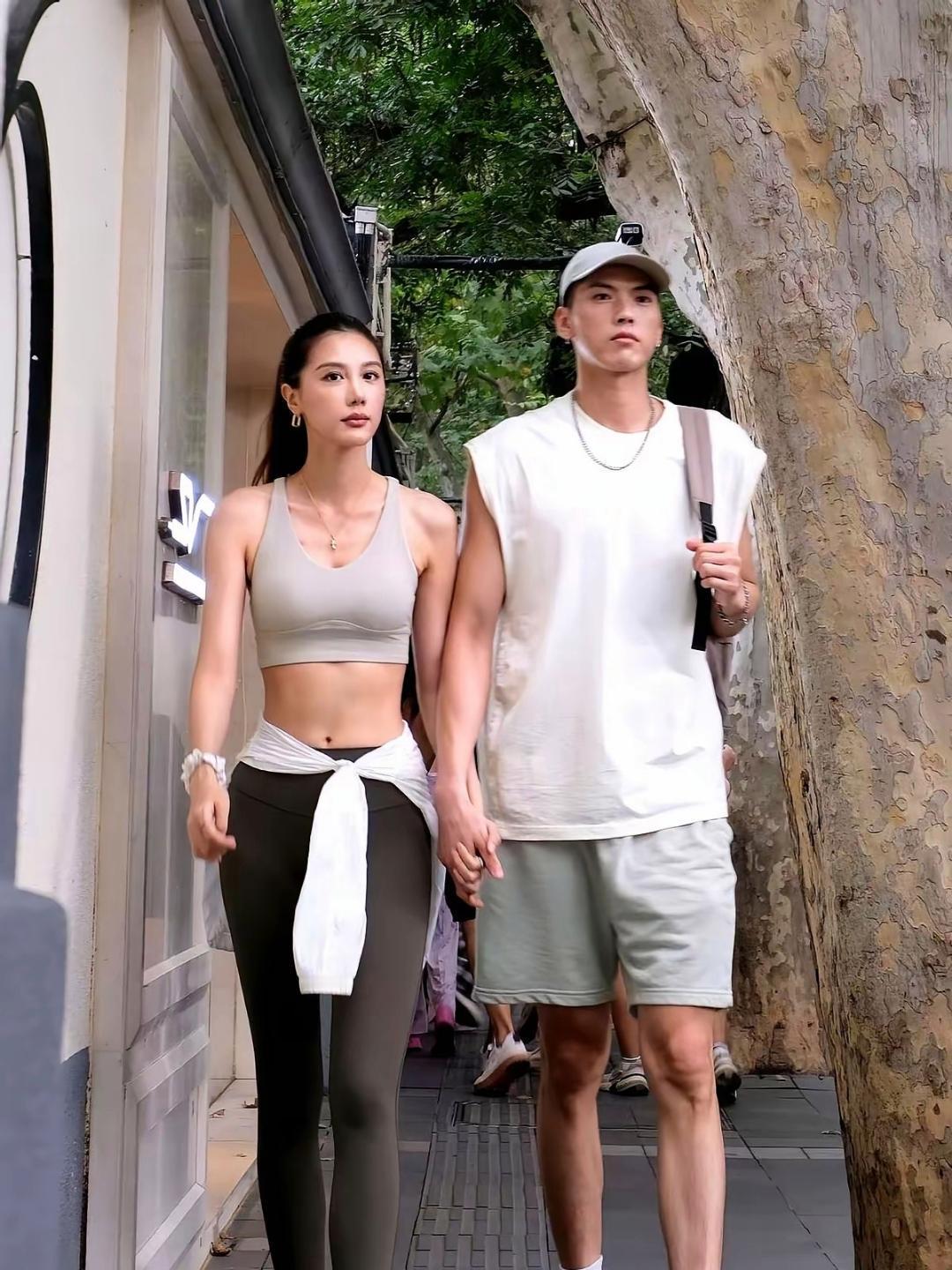 前几日上海安福路逆天CP!抓拍到一对姐弟恋,姐姐穿着一身运动服,衣服当装饰