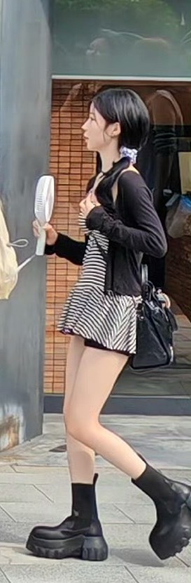 大妈，你挡住我看我女神了。。。（p2榎并杏纱跟个小手办一样🫳