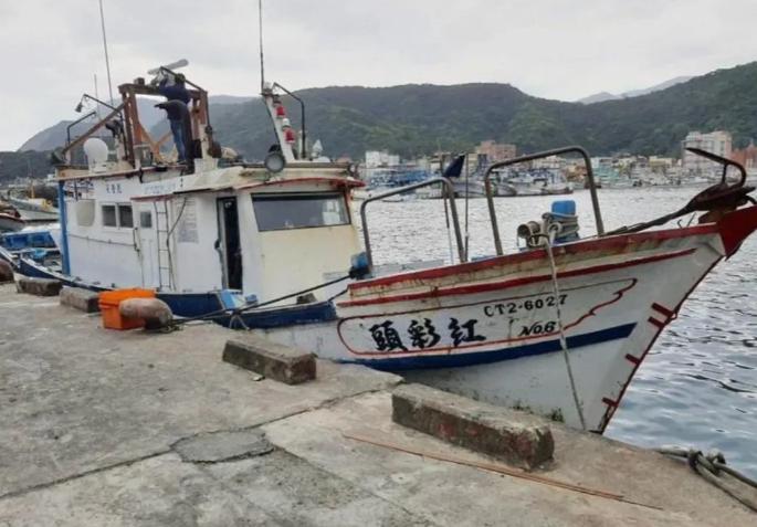 台湾真是窝囊到家了，渔船在钓鱼岛海域被日本公务船强行登船，然后暴力拆除无线电与船