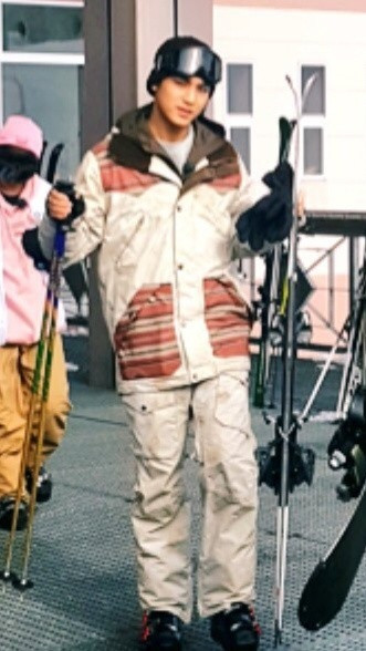 滑雪男大