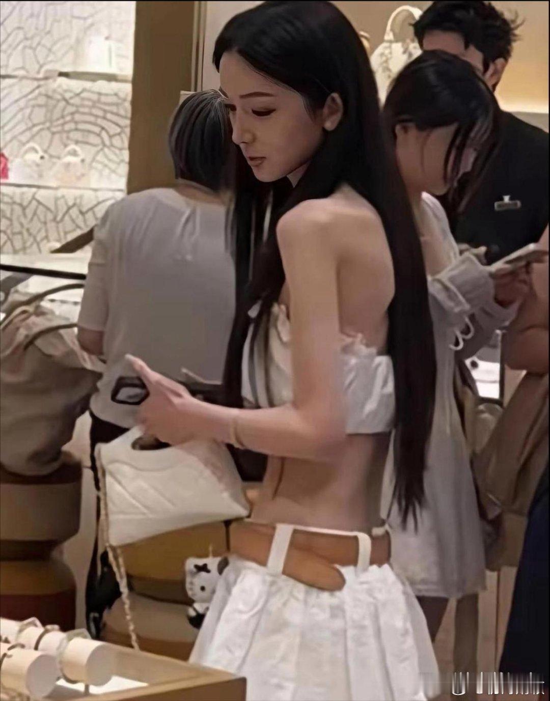 王思聪新女友看着气色很差，浑身没精神，但身材是真绝。​​​