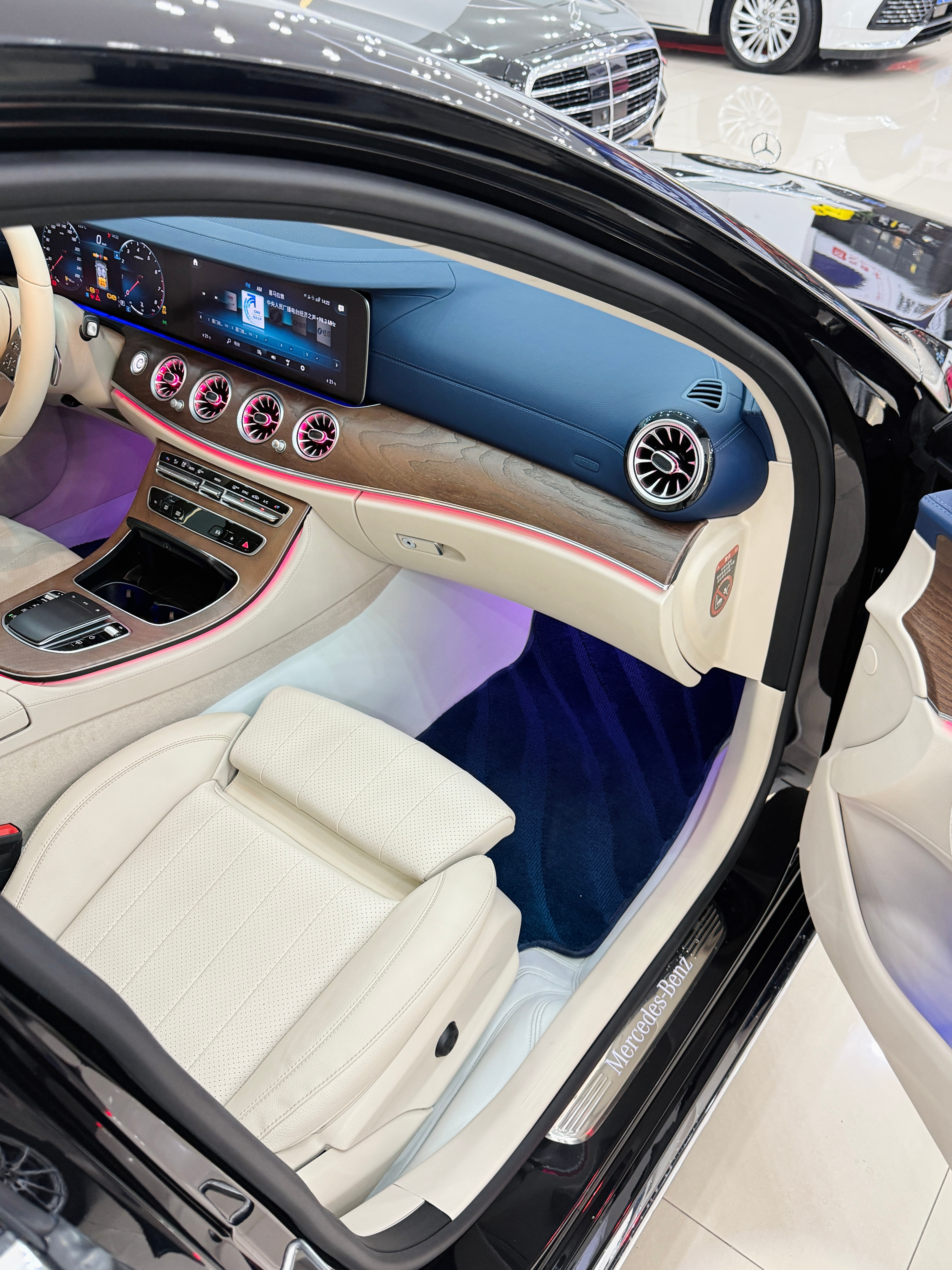 又收了台游艇蓝的奔驰E300L豪华版游艇蓝风格的内饰是真的好看，但是跟立标的E级