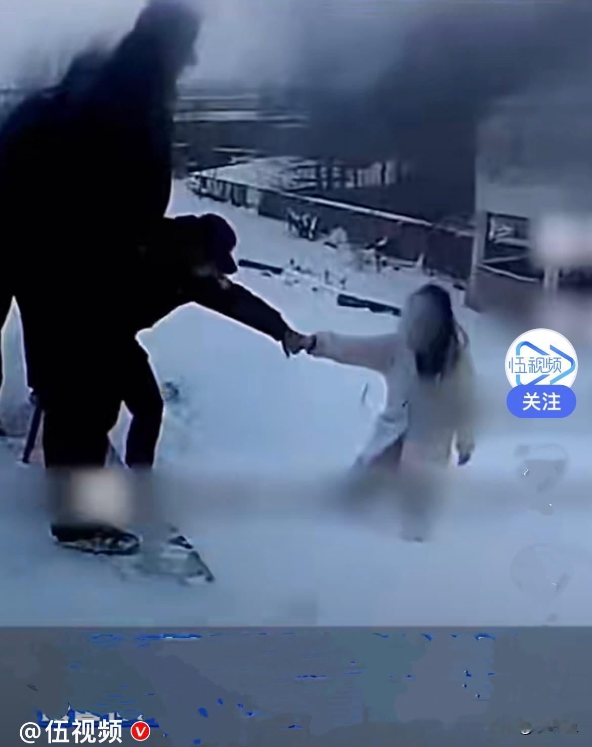 近日，安徽蚌埠下起了大雪，早晨7时左右，巡防大队和解放派出所接到报警，说淮河大坝