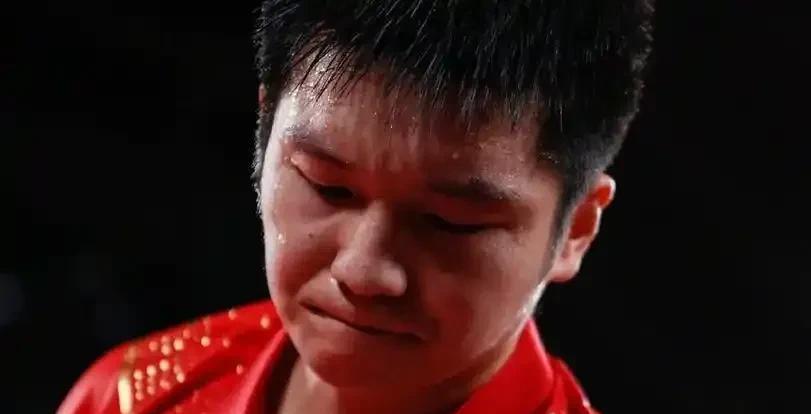 樊振东接下来可能会面临多重挑战。樊振东这次出国参赛，环境很陌生，对他的心理会有
