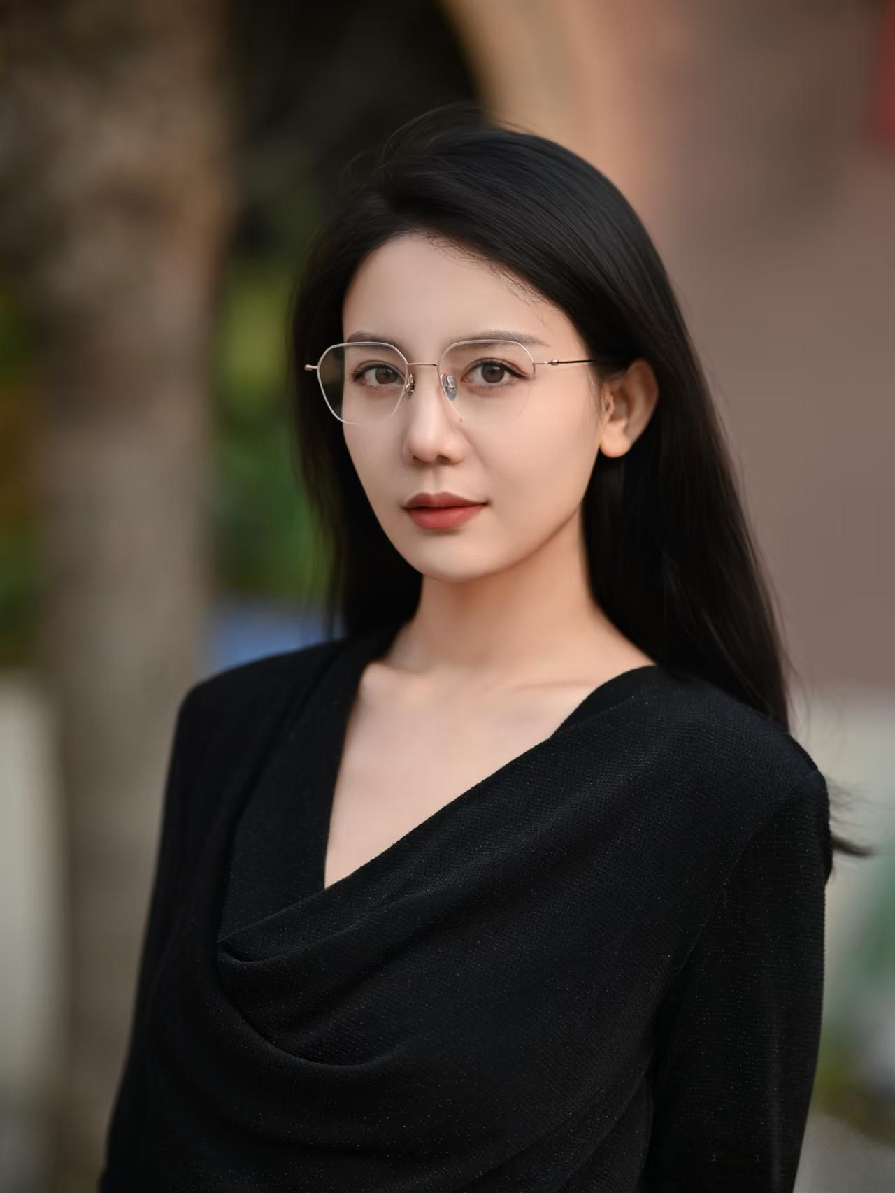 什么样的女人,最有魅力?端庄得体的穿着，淡淡的妆容，优雅的气质，这样的女人最有魅