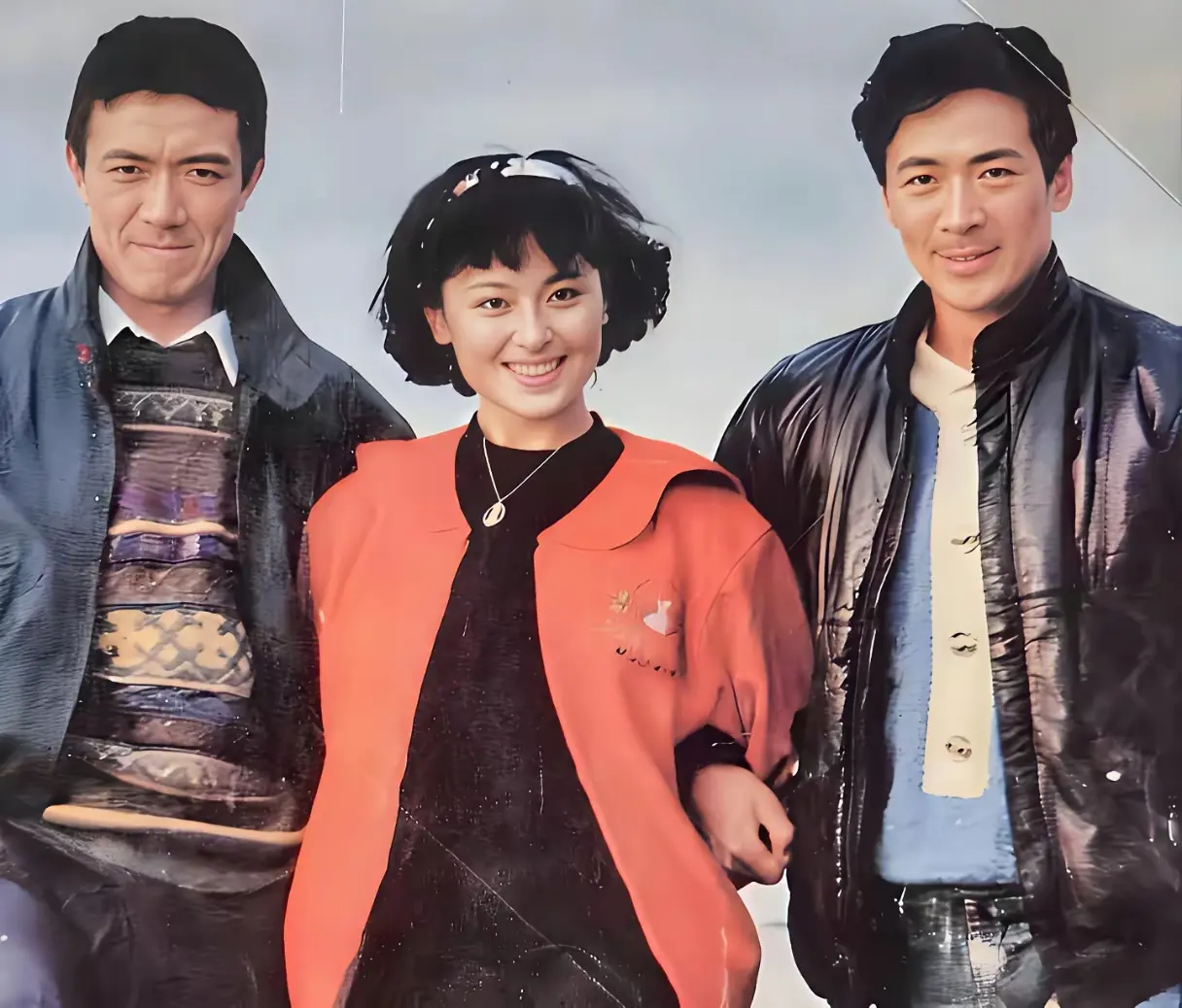 左一李幼斌，右一寇振海最中间这位美女是谁？她的短发造型很干练，很精神，就算是他们两个见了都是甘拜下风